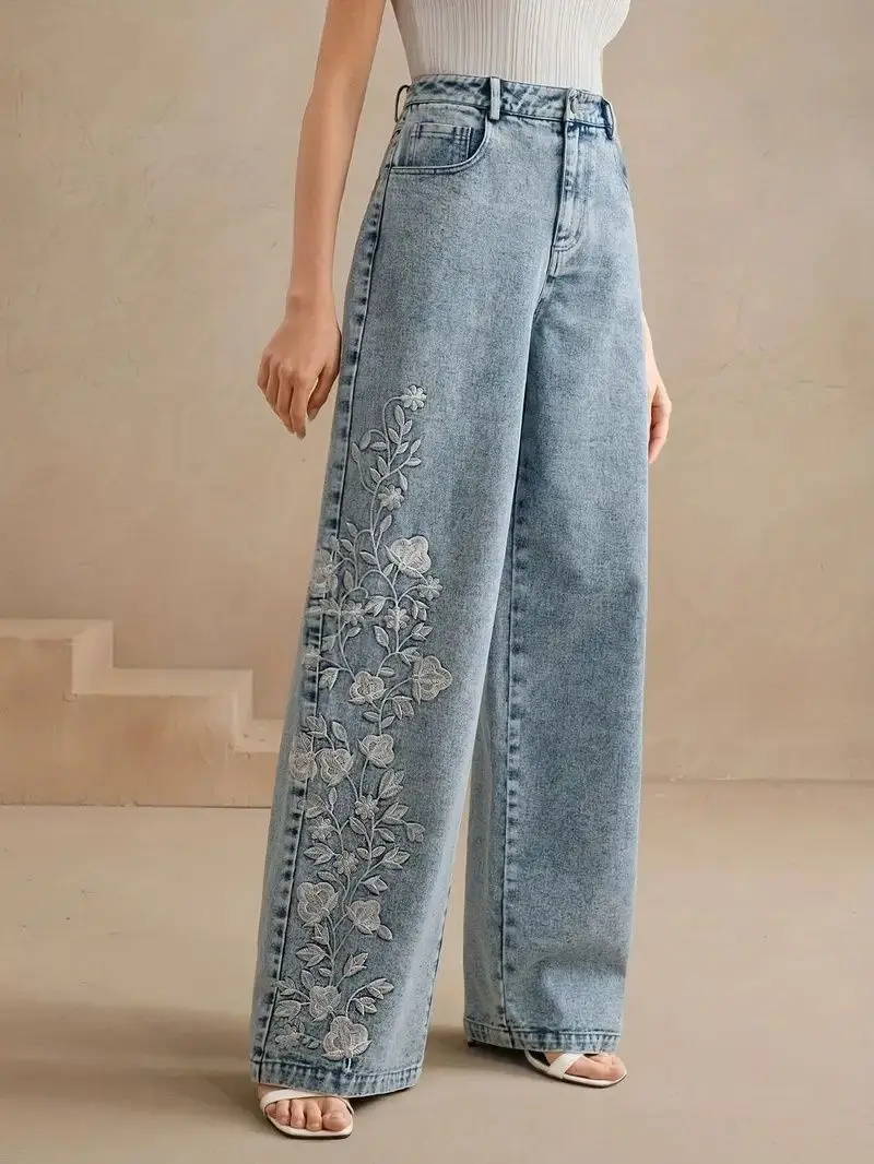 Embroidery Jeans - جينز نسائي مستقيم الساق بمقاسات كبيرة