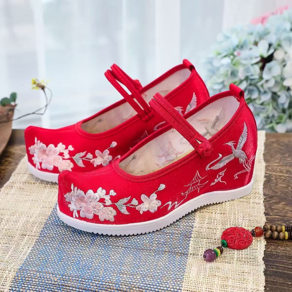 النساء زيادة الأحذية المطرزة ا - مراجعة Embroidery Red وسعره