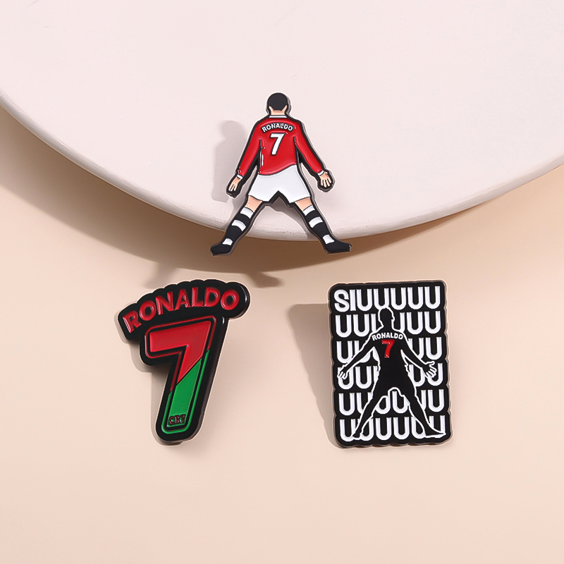 دبابيس المينا لشخصية لاعب كرة  - مراجعة Embroidery Initials وسعره